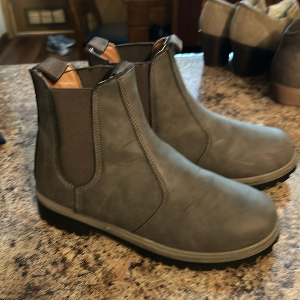 Great boots , worn twice , good condition